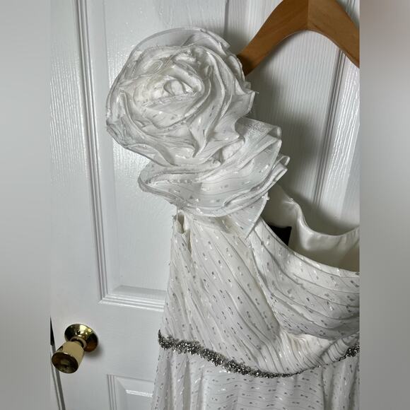 Mac Duggal White Silver Rosette Appliqué One-Shoulder Chiffon 49179 Gown 8 - Picture 4 of 9